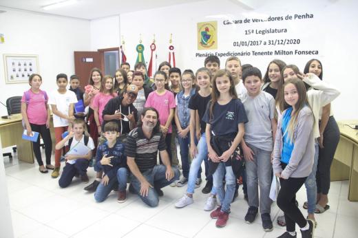 Alunos da Escola Edith Prates Gonçalves e Manoel Henrique de Assis visitam o Legislativo Penhense
