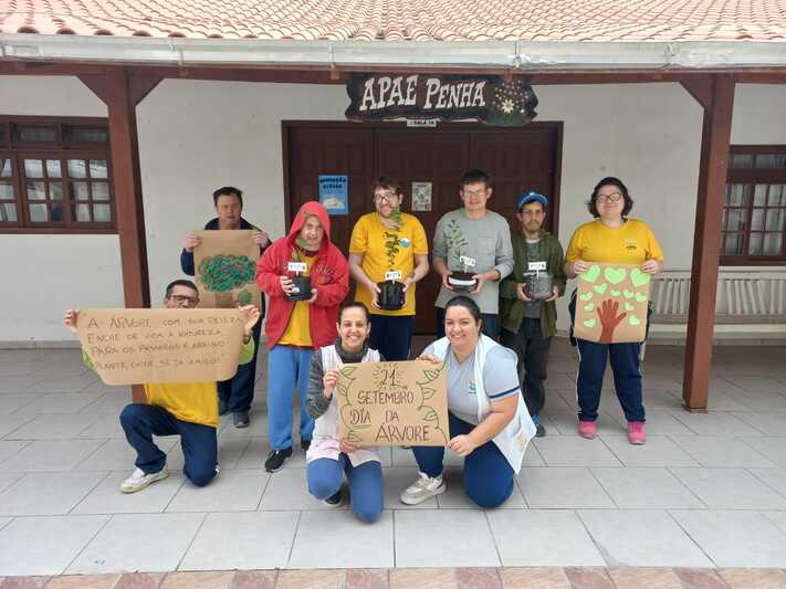 Câmara Mirim realiza ação em comemoração ao Dia da Árvore Câmara Mirim realiza ação em comemoração ao Dia da Árvore