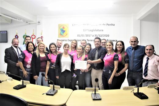 Câmara homenageia equipe de vôlei e associação de pescadores