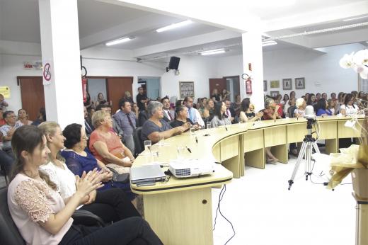 Vereadores prestam homenagem às mulheres penhenses