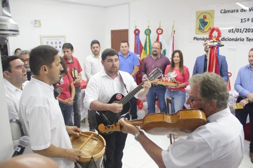 Legislativo Penhense recebe a Bandeira do Divino