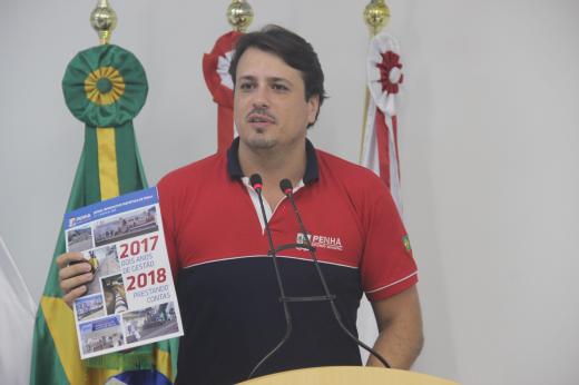 Prefeito usa tribuna para fazer balanço dos dois primeiros anos de governo