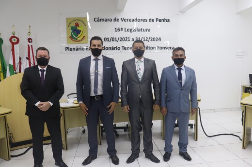 Vereadores, prefeito e vice-prefeita são empossados 