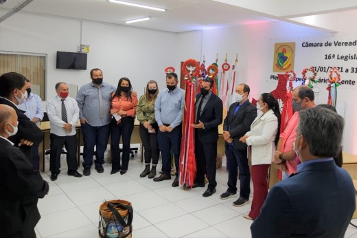 Bandeira do Divino é recebida no Legislativo Penhense