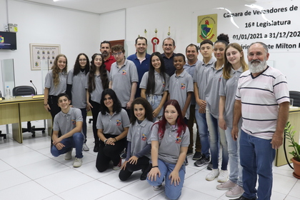Vereadores mirins de Penha são empossados em reunião solene