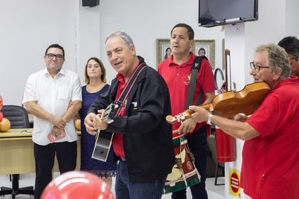 Bandeira do Divino é recebida na Câmara de Penha