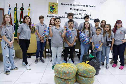 Câmara mirim realiza entrega de tampinhas para a Adote Penha