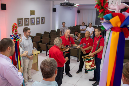 Câmara de Penha recebe a Bandeira do Divino