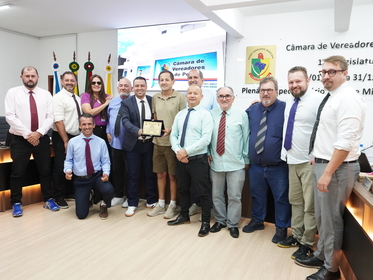 Câmara de Penha aprova programa para primeira infância e homenageia liderança cultural