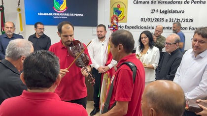 Câmara de Penha recebe visita da bandeira da Festa do Divino Espírito Santo
