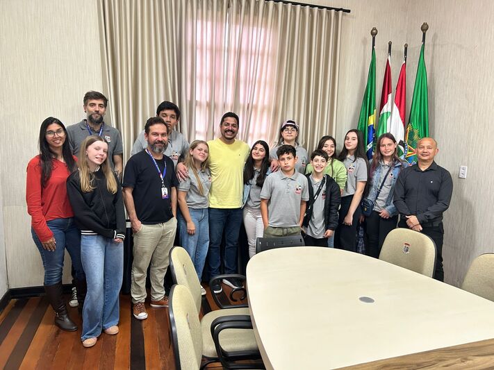 Visita da Câmara Mirim ao gabinete do prefeito 